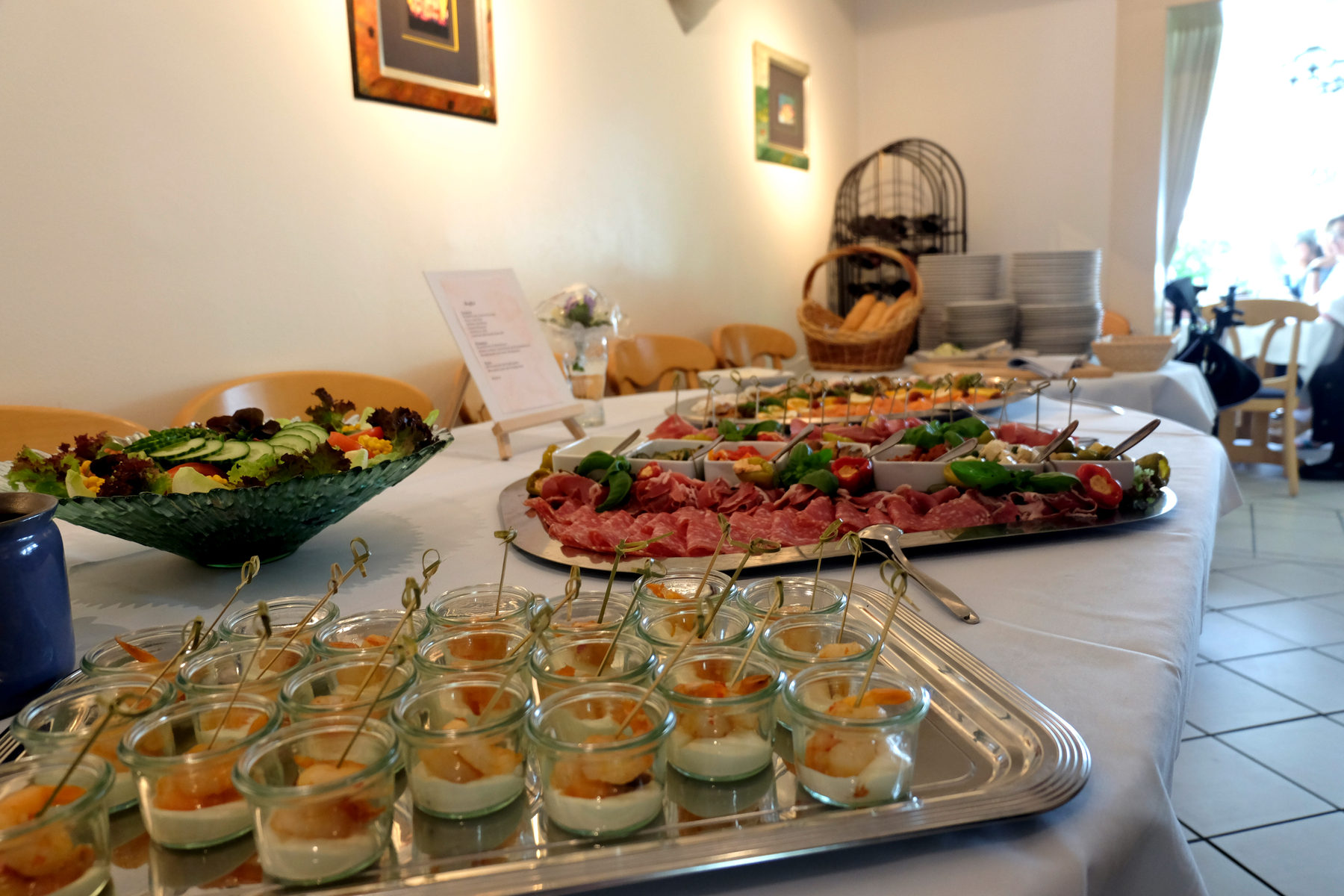 Kalt-warmes Buffet mit Antipasti, Salaten und Garnelen im Glas
