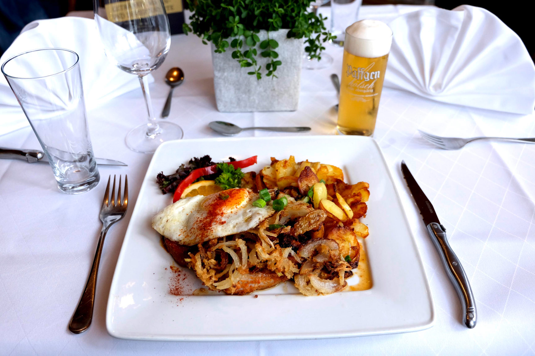 Holzfällersteak mit Bratkartoffeln und Päffgen Kölsch