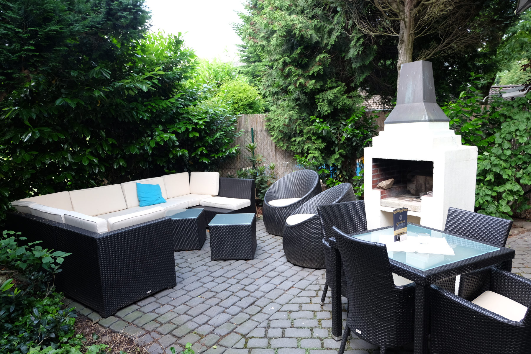 Biergarten mit Lounge und Außenkamin