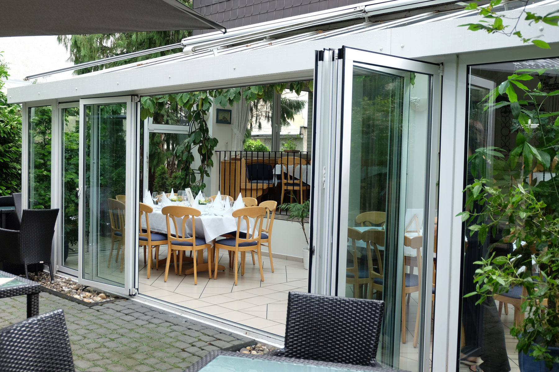 Wintergarten mit festlich gedeckter Tafel